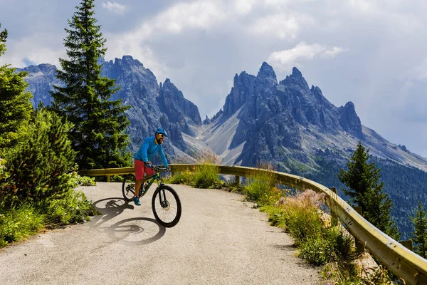 Ciclismo turístico em Cortina d 'Ampezzo, deslumbrantes montanhas rochosas o — Fotografia de Stock