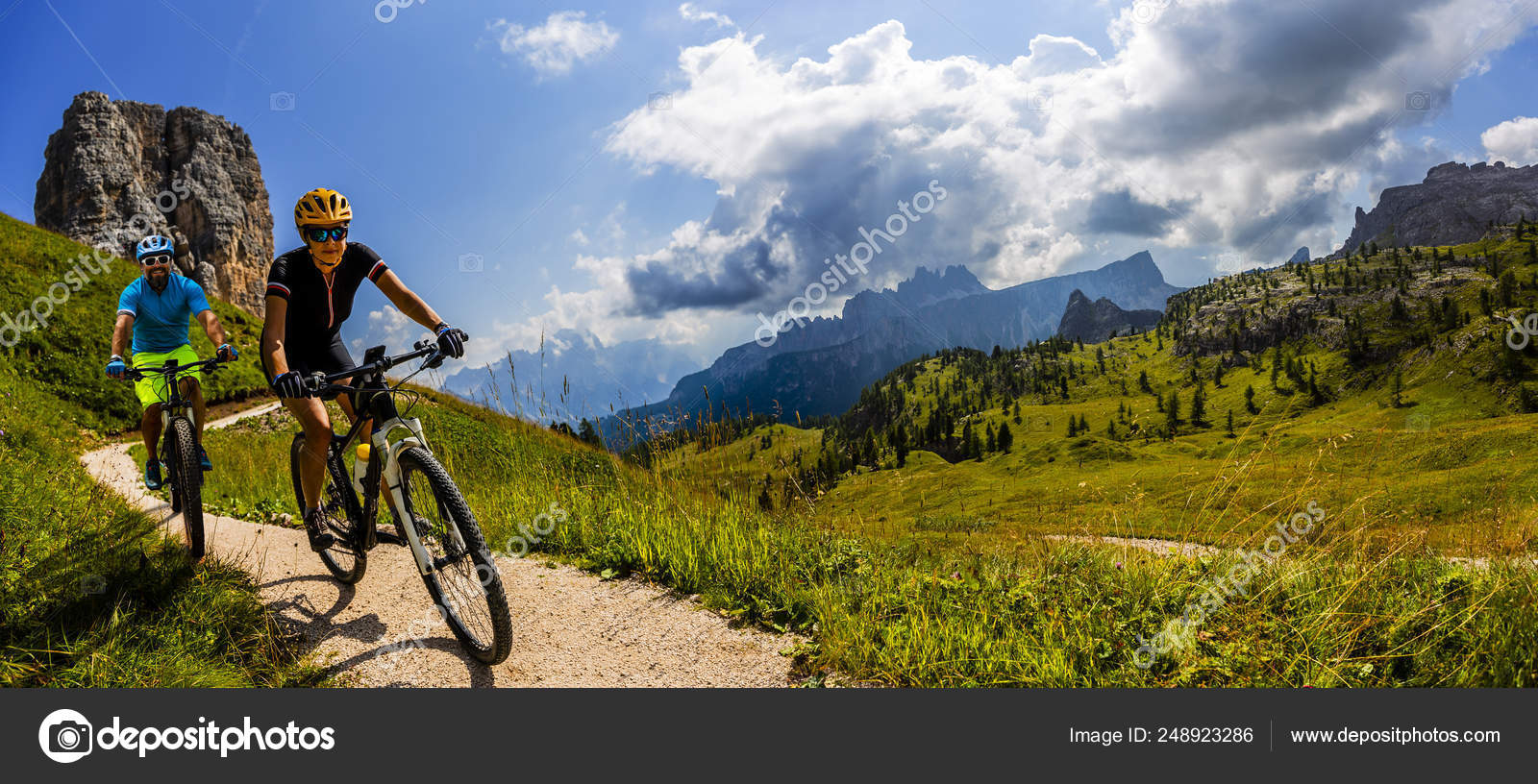 Ciclismo mujer y hombre a caballo en bicicletas en las montañas