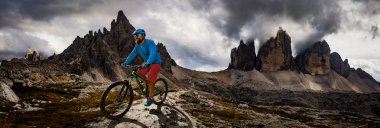 Bisiklete binme kadın ve motosiklet Dolomites dağlarda kişini ve