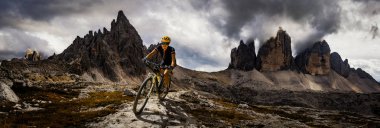 Bisiklete binme kadın Dolomites Dağları'nda bisiklet sürme ve