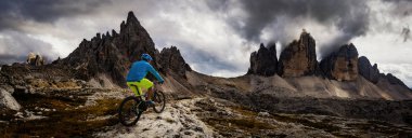 Bisikletle Dolomites dağlar manzarada kişini Bisiklete binme. Cou