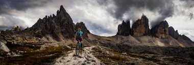 Dolomites dağlar peyzaj üzerinde Bisiklete binmek bisiklet kadın. 