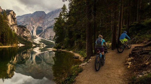 Cycling woman and man at Beskidy mountains autumn forest landsca — Stock Photo, Image