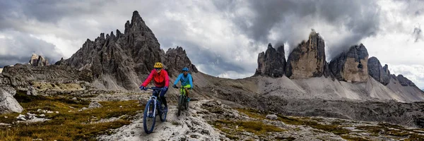 사이클링 여자와 남자 Dolomites 산에서 자전거를 타고와 — 스톡 사진