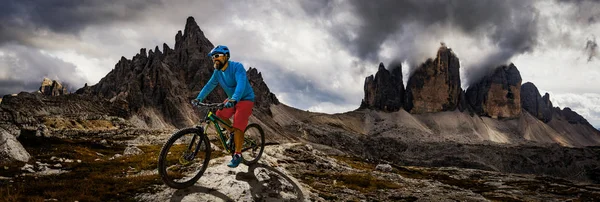 Bisiklete binme kadın ve motosiklet Dolomites dağlarda kişini ve