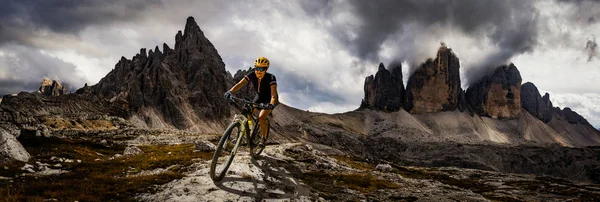 Bisiklete binme kadın Dolomites Dağları'nda bisiklet sürme ve — Stok fotoğraf