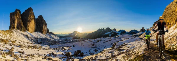 Ciclismo mulher e homem andando de bicicleta em Dolomites montanhas e — Fotografia de Stock