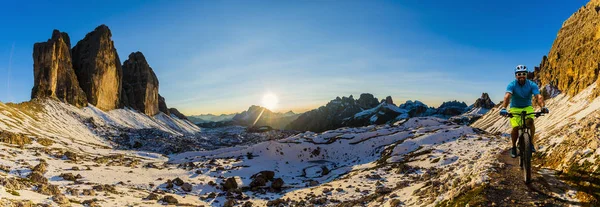 Cykling kvinna och man rider på cyklar i Dolomiterna och — Stockfoto