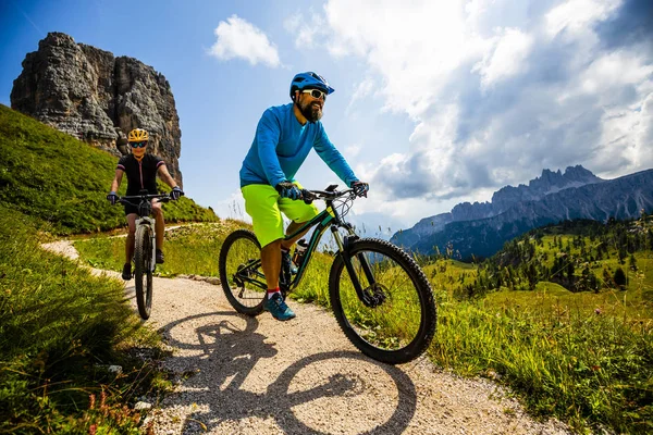 Велосипедистка и мужчина катались на велосипедах в горах Дагестана — стоковое фото