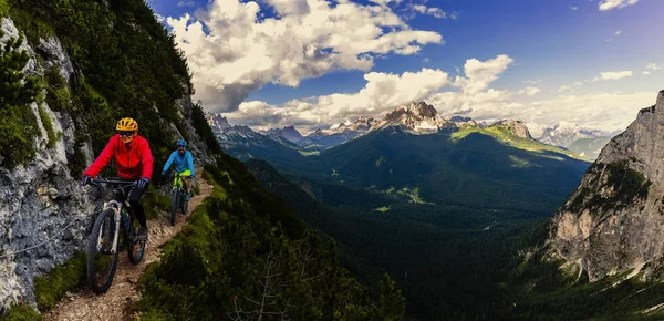 Cyklistické žena a muž na koni na kolech v Dolomites horách a — Stock fotografie