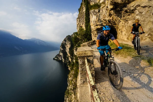 Cyklistika, Žena a muž, jízda na kolech na sunrise hory a G — Stock fotografie