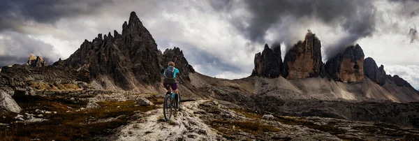 ドロミテの山々 の風景の中の自転車に乗ってサイクリング女性. — ストック写真