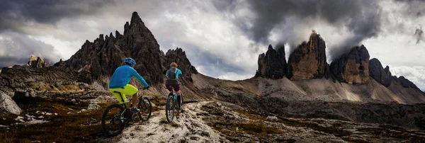 Radfahren Frau und Mann auf Fahrrädern in den Dolomiten Berge und — Stockfoto