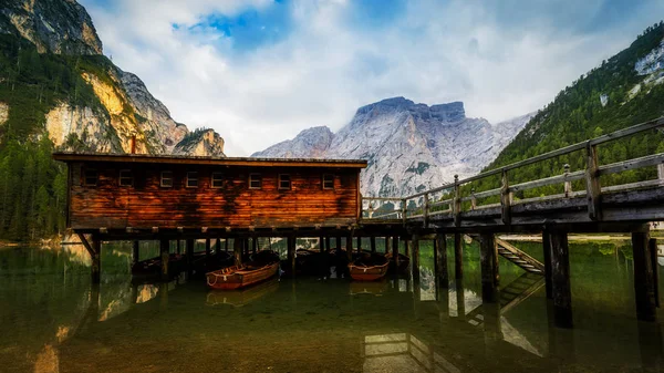 Majestic landscape of Lago Braies, Pragser See, Dolomites mounta — Stock Photo, Image