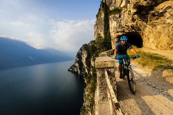 Hegyi kerékpározás a Garda-tónál, Sentiero della Ponale, Riva del G — Stock Fotó