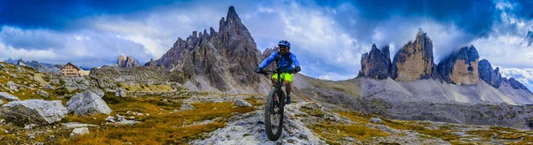 Vista de bicicleta de montanha ciclista em trilha em Dolomites, Tre C — Fotografia de Stock