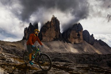 Bisiklet üzerinde Dolomites dağlar andscape kişini Bisiklete binme. Cyc
