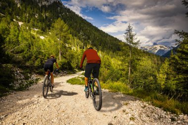 Bisiklete binme kadın ve motosiklet Dolomites dağlarda kişini ve