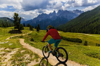 Rocky Dağları o çarpıcı Cortina d'Ampezzo Bisiklete binme turizm