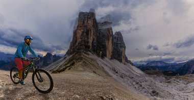 Bisiklete binme kadın ve motosiklet Dolomites dağlarda kişini ve