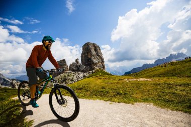 Cortina d'Ampezzo Bisiklete binme turist Cinque Torri çarpıcı ve 