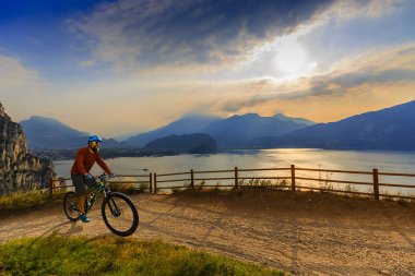 Bisiklet gündoğumu dağlar ve Garda Gölü l kişini Bisiklete binme