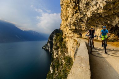 Kadın ve motosiklet gündoğumu dağlar ve G kişini Bisiklete binme