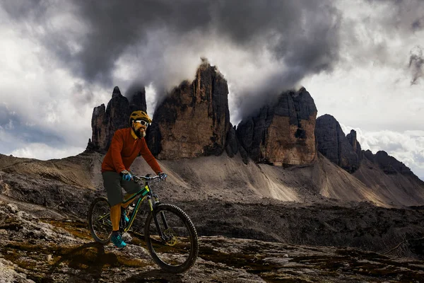 Cykling man ridande på cyklar i Dolomiterna bergen liggande. Cyc — Stockfoto