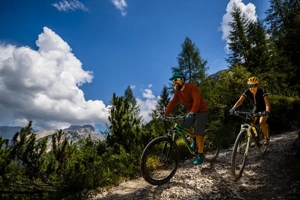 Bisiklete binme kadın ve motosiklet Dolomites dağlarda kişini ve — Stok fotoğraf