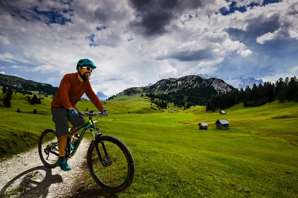 Ciclismo turistico a Cortina d'Ampezzo, splendide montagne rocciose o — Foto Stock