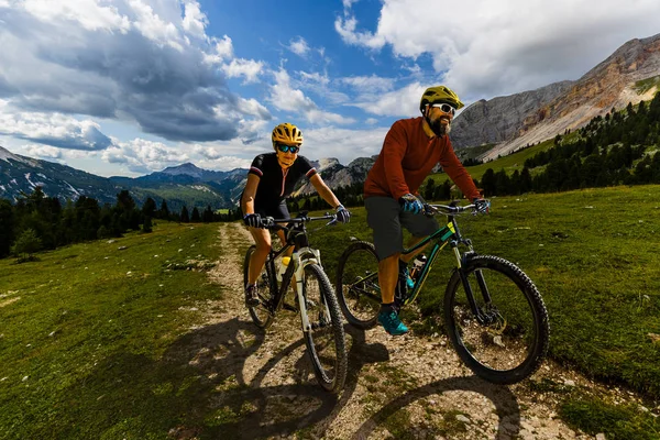 Cyclisme femme et homme à vélo dans les montagnes des Dolomites et — Photo
