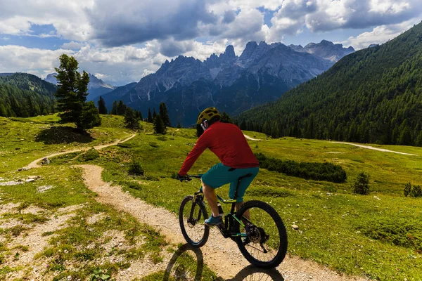 Turisztikai kerékpáros, Cortina D'Ampezzo, lenyűgöző sziklás-hegység o — Stock Fotó