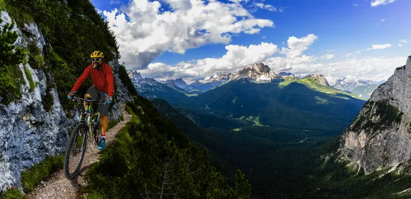 Tourist cycling in Cortina d'Ampezzo, stunning rocky mountains o — Stock Photo, Image