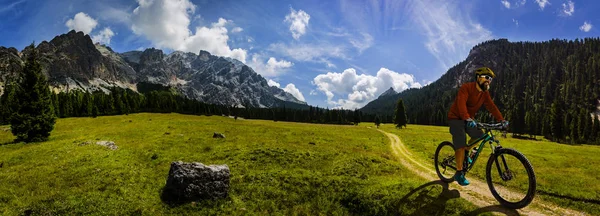 Ciclismo turístico en Cortina d 'Ampezzo, impresionantes montañas rocosas o — Foto de Stock