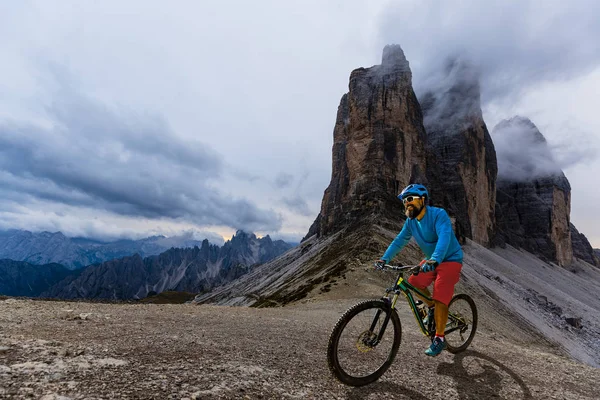 ドロミテの山々 でバイクに乗ってサイクリング男女と — ストック写真