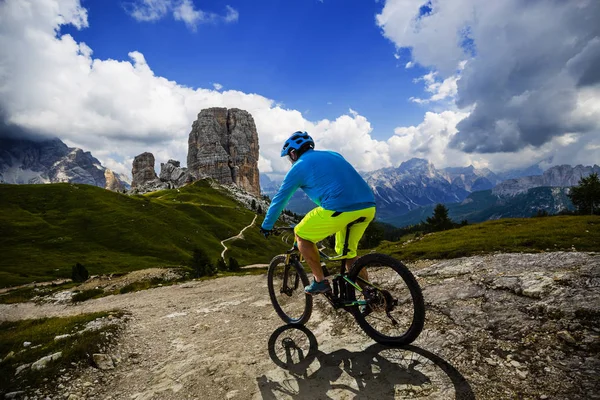 Ciclismo turístico em Cortina d 'Ampezzo, Cinque Torri deslumbrante e — Fotografia de Stock