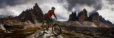Bisiklet üzerinde Dolomites dağlar andscape kişini Bisiklete binme. MTB enduro iz parça Bisiklete binme. Açık spor aktivitesi.
