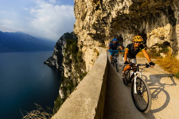 Велосипедна жінка і чоловік катаються на велосипедах в горах сходу сонця і G — стокове фото