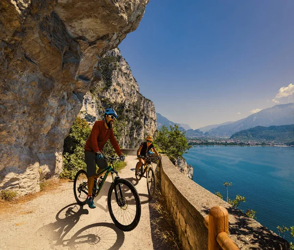 Kadın ve motosiklet gündoğumu dağlar ve G kişini Bisiklete binme — Stok fotoğraf