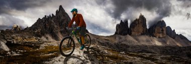 Rocky Dağları o çarpıcı Cortina d'Ampezzo Bisiklete binme turizm