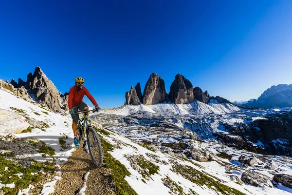 Bisikletçi binme dağ bisikleti Dolomites, Tre C izinde görünümünü — Stok fotoğraf