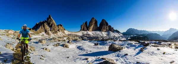 Bisikletçi binme dağ bisikleti Dolomites, Tre C izinde görünümünü — Stok fotoğraf