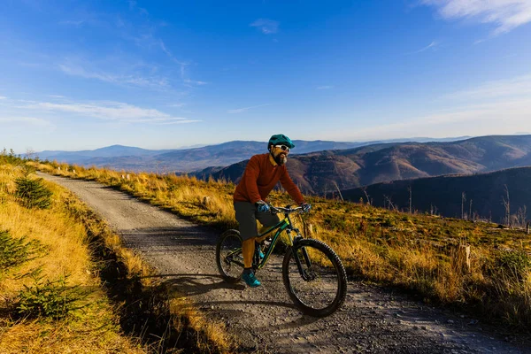 Biciclista de montanha ciclismo no verão montanhas paisagem florestal. Homem. — Fotografia de Stock