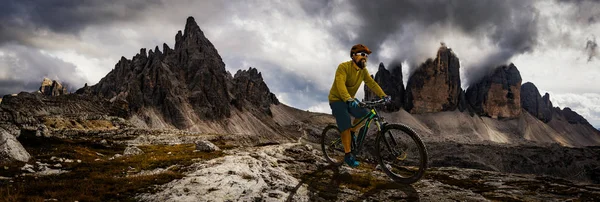 Ciclista de montanha única na bicicleta elétrica, passeio de e-mountain bike — Fotografia de Stock