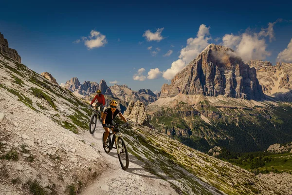Enda mountain cykel ryttare på elcykel, e-mountainbike rida — Stockfoto