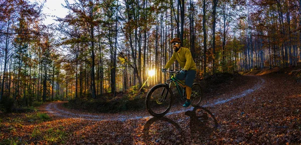 Één berg fiets ruiter op elektrische fiets, e-mountainbike rijden — Stockfoto