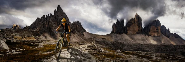 Enkelt mountainbike rytter på elektrisk cykel, e-mountainbike tur - Stock-foto