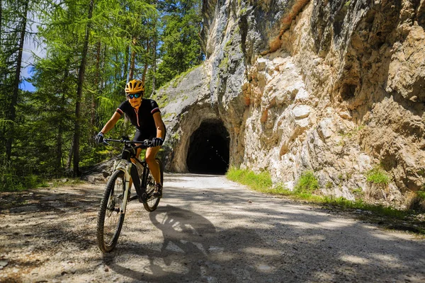 Ciclista de montanha única na bicicleta elétrica, passeio de e-mountain bike — Fotografia de Stock