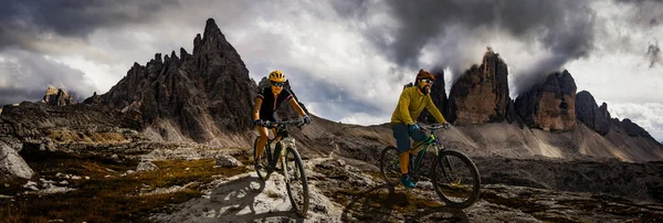 Єдиний гірський велосипедист на електричному велосипеді, електронна гірська їзда на велосипеді — стокове фото