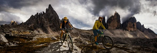 Ciclista de montanha única na bicicleta elétrica, passeio de e-mountain bike — Fotografia de Stock